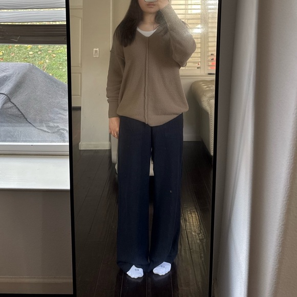 Aritzia - Wilfred free hush knit v-neck sweater